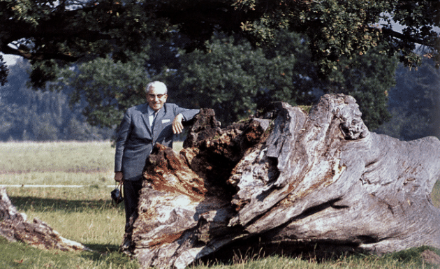 Martinus 1960, Eremitagesletten, Dyrehaven - Photo: Per Bruus-Jensen (from the book "Sun & Moon")